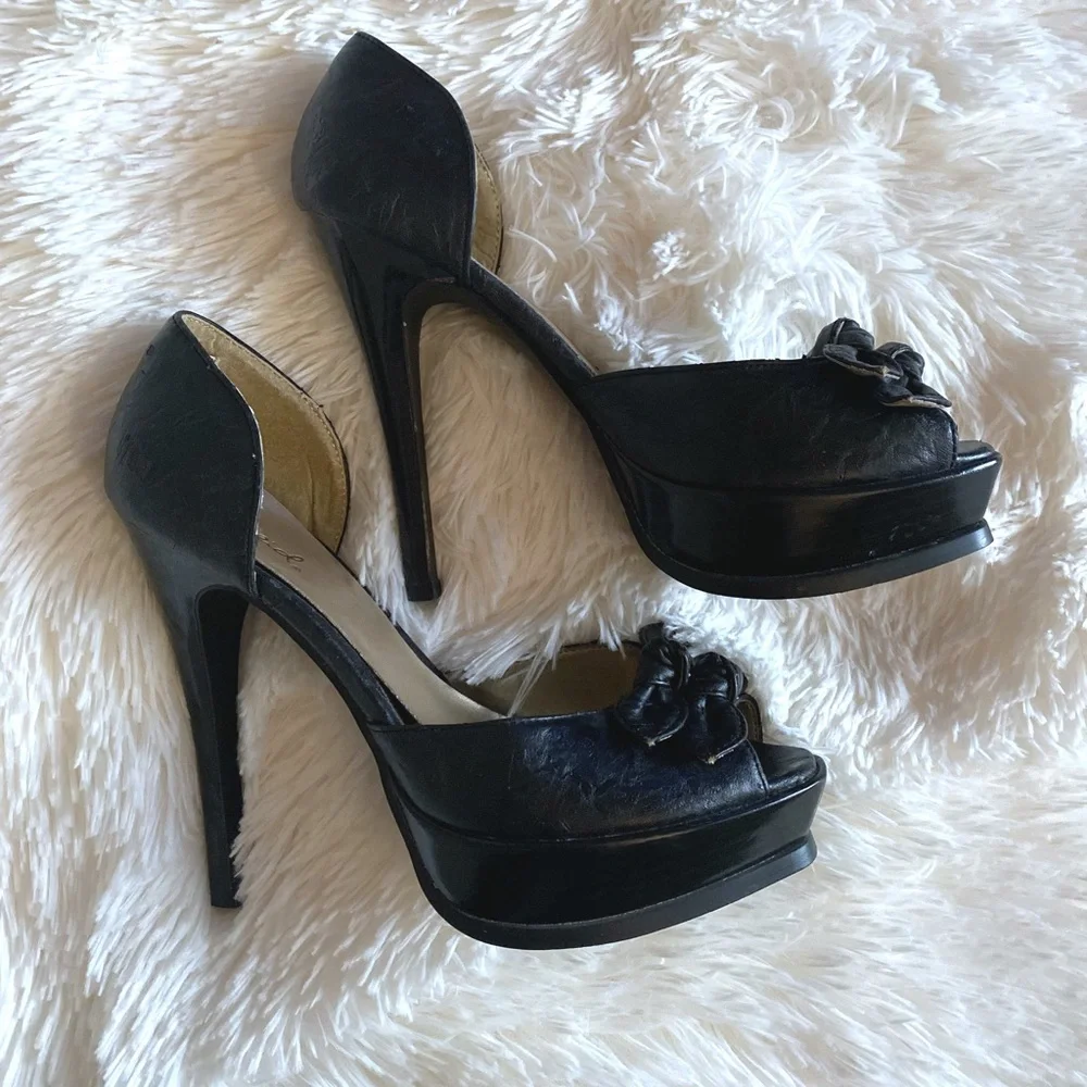 Quipid Black Platform Heel w/ Bow Peep Toe and 1.5” Platform SZ 8